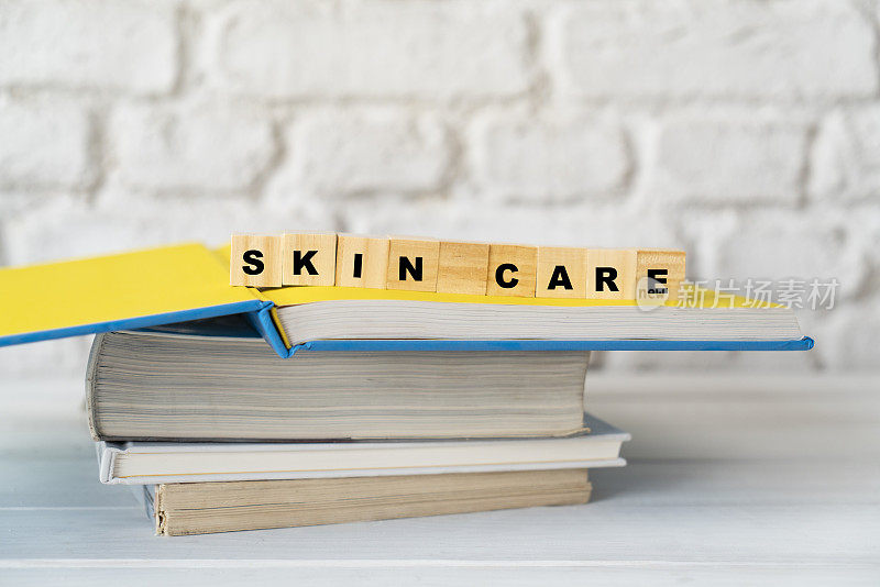 SKİN CARE，用字母积木